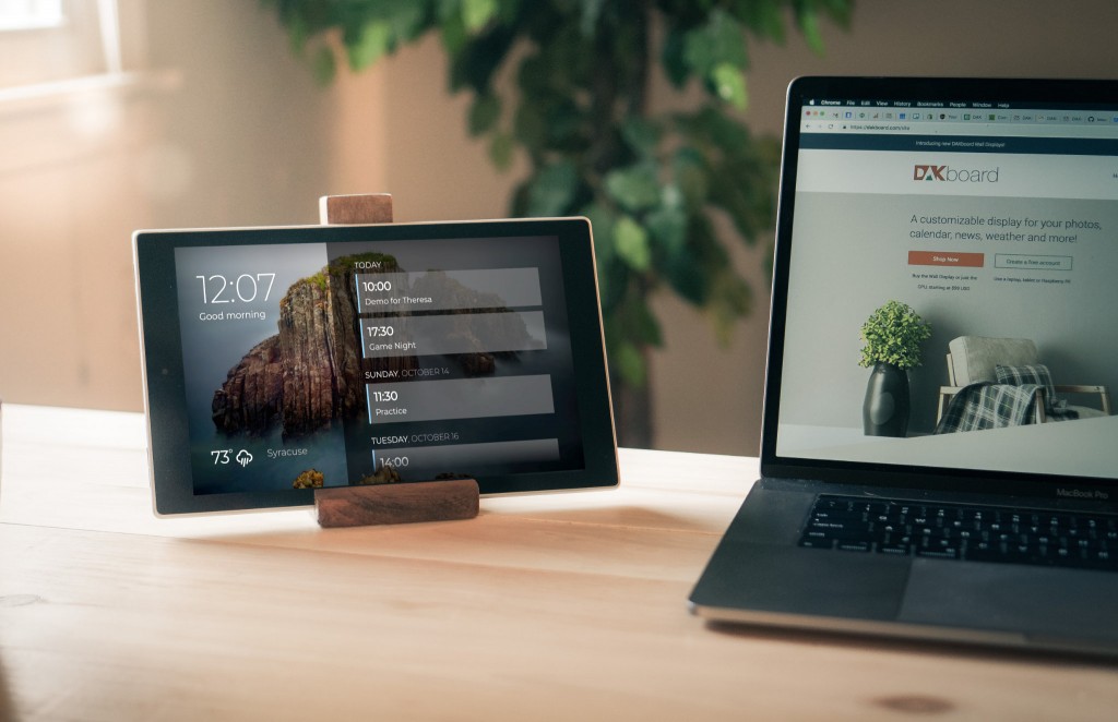 DAKboard - A customizable display for your photos, calendar, news, weather  and more!